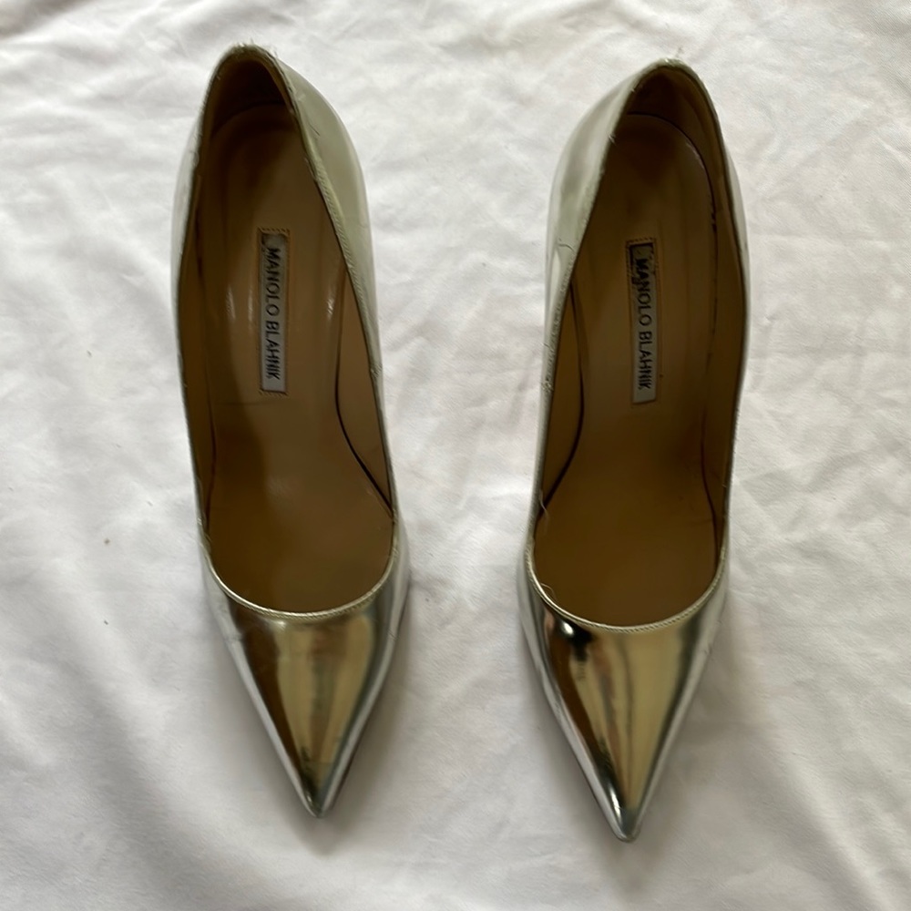 Manolo Blahnik metallic silver pumps. Size 37.5